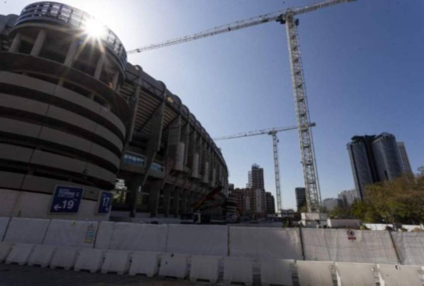 El Real Madrid ha cedido su estadio Santiago Bernabéu para que sirva como centro de aprovisionamiento de materiales sanitarios para luchar contra la pandemia del coronavirus, informó este jueves el club merengue.