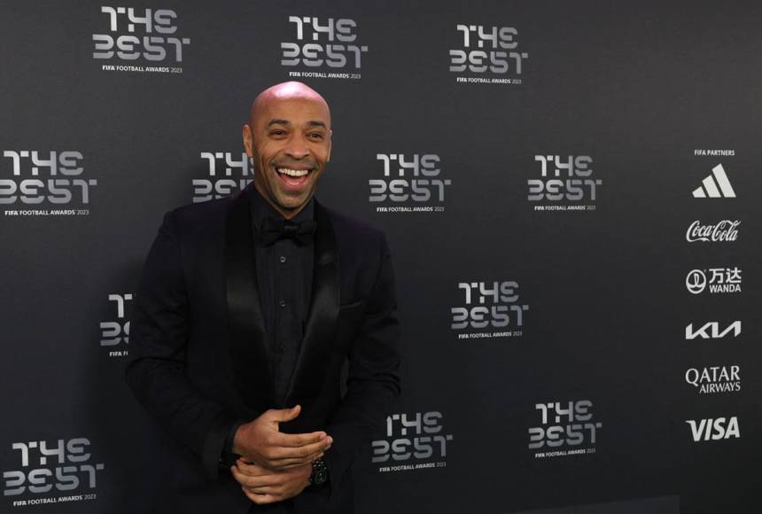 El exfutbolista francés Thierry Henry llegando muy sonriente a la gala de los premios The Best en la que actuó como presentador.