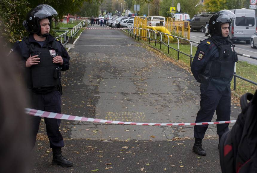 “El presidente llora profundamente la muerte de personas y niños en esta escuela donde se perpetró un atentado terrorista”, dijo Peskov, agregando que Putin desea que “los heridos [...] se recuperen”.