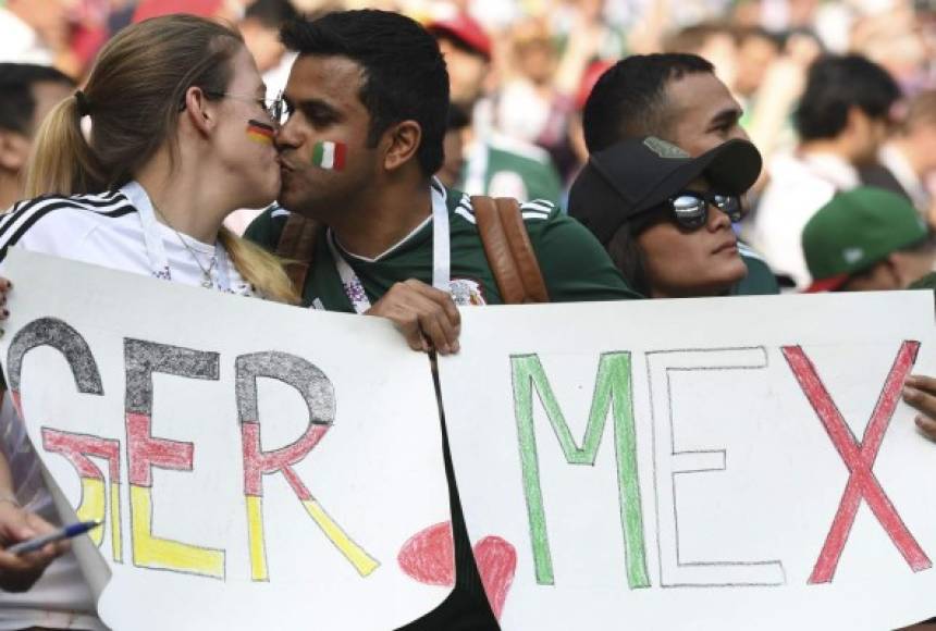 Una chica alemana se encontró con un mexicano y para sorpresa de todos, se dieron este tremendo beso.