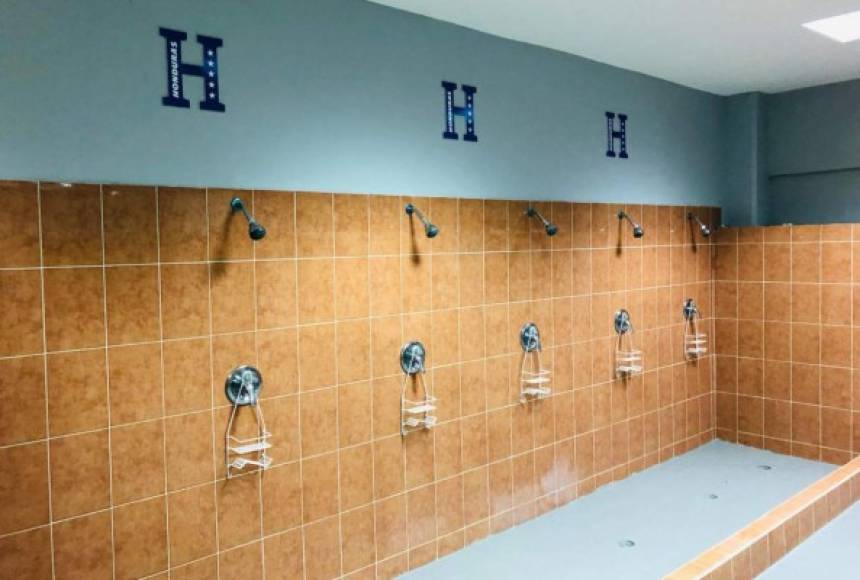 En las duchas del camerino de la selección de Honduras tienen agua fría y caliente.