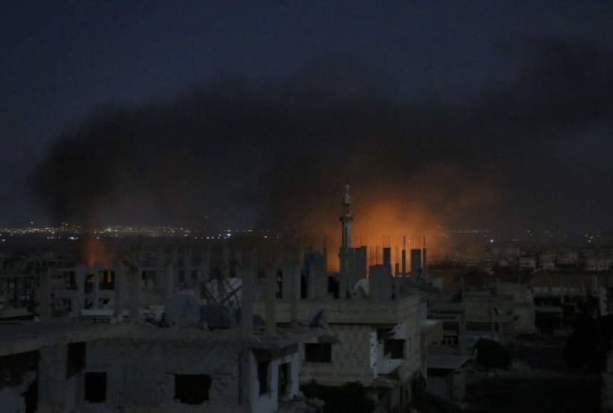 La madrugada del sábado era posible ver columnas de humo elevándose al norte y al este de la capital siria, según publicaron medios locales.