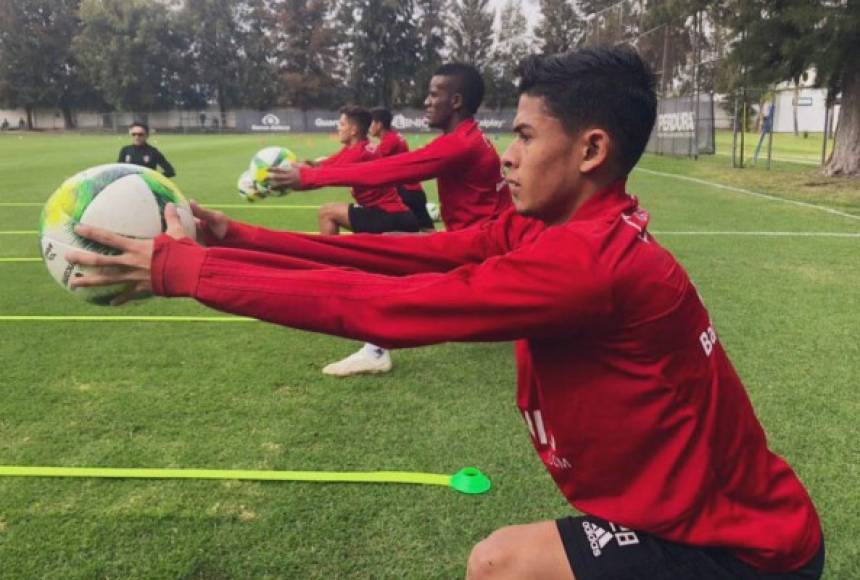 Cristian Cálix: El talentoso mediocampista hondureño ya entrenó con el Atlas de la primera división de México. El catracho firmó por cuatro años con el cuadro mexicano.