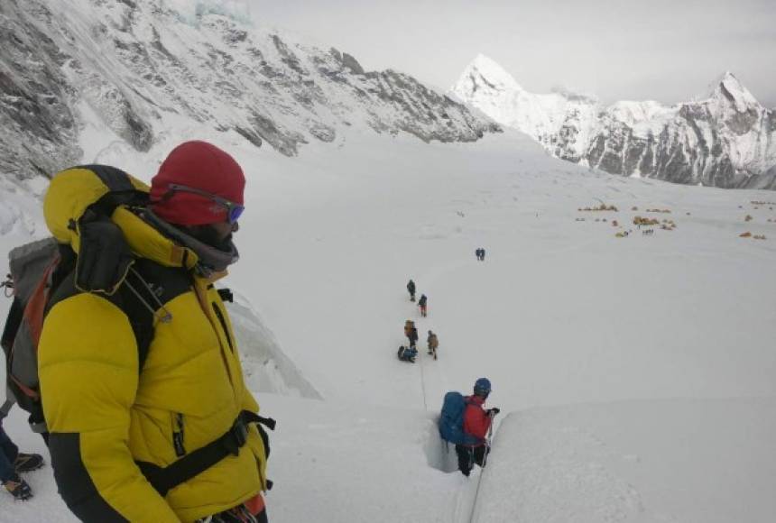 Los alpinistas se aglomeran en la cima del Everest a finales de cada mayo, cuando se acaba la llamada 'ventana de oportunidad', el periodo de escasas semanas en el que las condiciones son menos extremas.