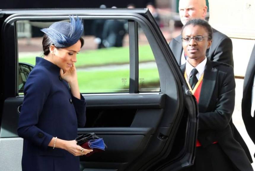 Vestida en un atuendo color azul marino y con un tocado en la misma tonalidad llegó Meghan Markle al enlace de la boda real de la princesa Eugenia y el empresario Jack Brooksbank. La pareja contrae nupcias en la misma capilla en la la capilla de San Jorge, ubicada en el castillo de Windsor, en Berkshire, Inglaterra, el mismo lugar donde el 19 de mayo pasado se casaron el príncipe Harry y Meghan Markle.