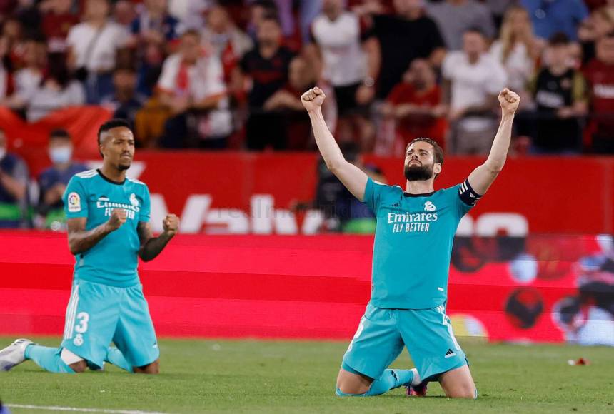 Nacho y Milita, de rodillas celebrando la victoria en el Ramón Sánchez-Pizjuán.