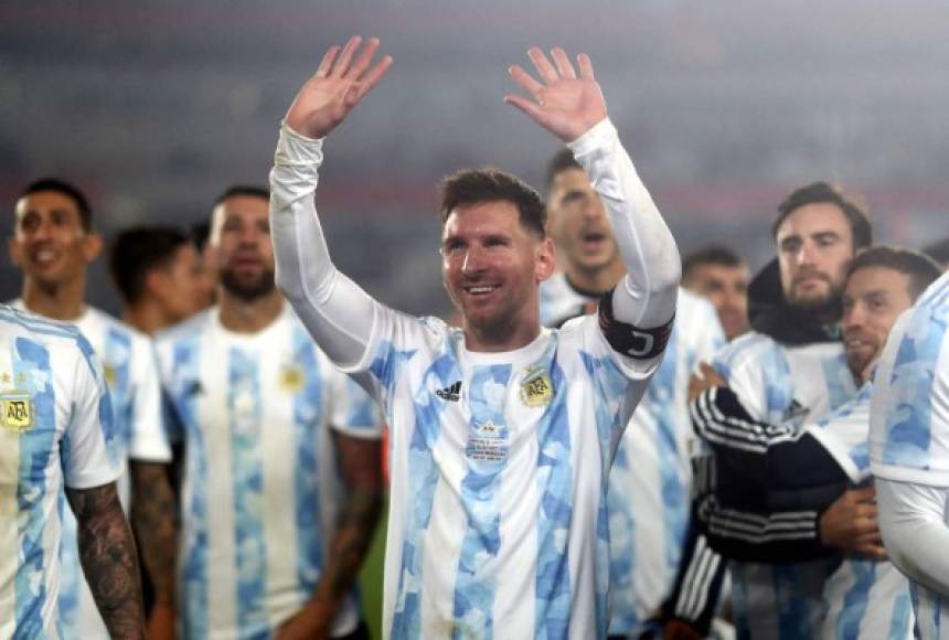 ¡Messiento feliz! Leo saludando a su familia que estaba en el estadio Monumental.