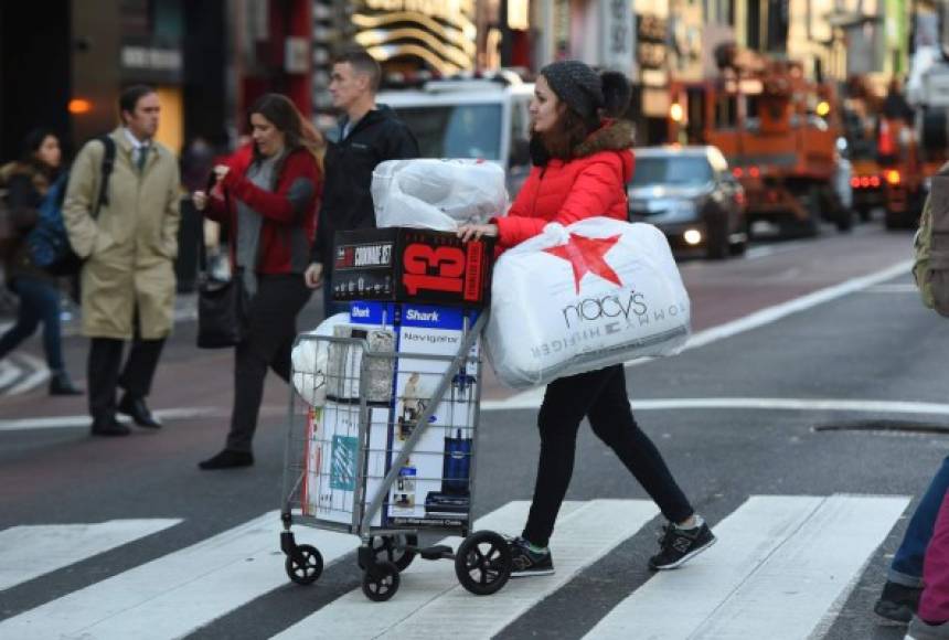 Una neoyorquina camina por las calles del centro de la ciudad con su carrito cargado de compras, una vez terminado su recorrido por las tiendas.
