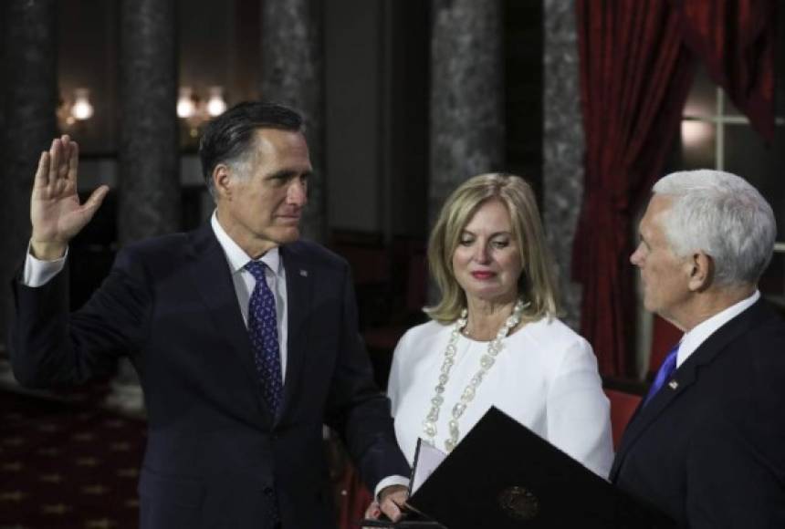 El senador de Utah, Mitt Romney, también fue juramentado este jueves por Pence.