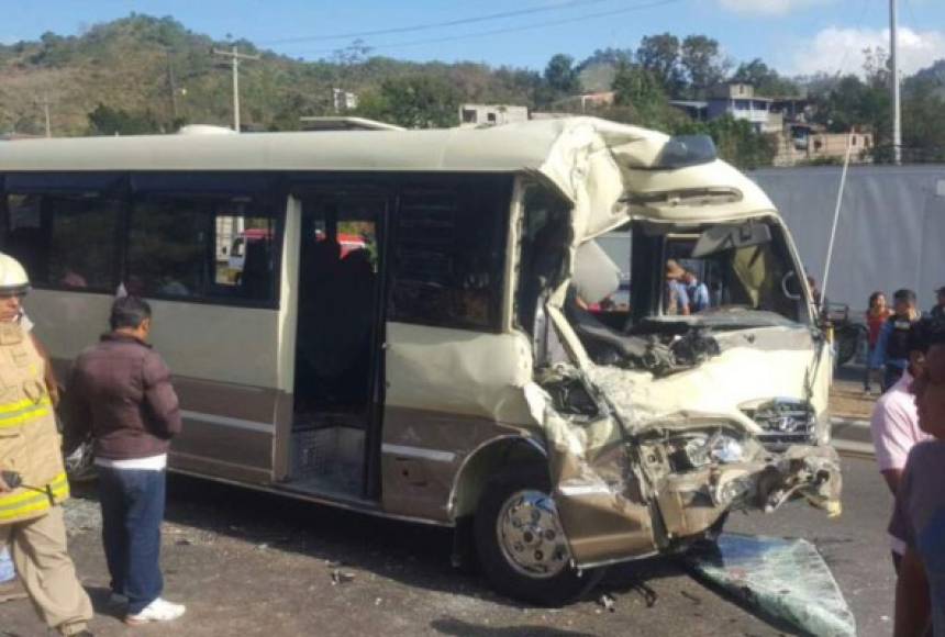 28 de febrero - Tegucigalpa<br/><br/>21 personas resultaron heridas luego que el bus rapidito en que viajaban chocara contra un camión cisterna en la carretera CA-5. <br/>
