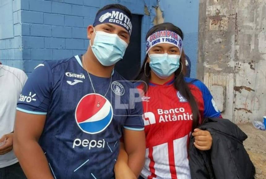 Otra pareja de aficionados del Motagua y Olimpia.