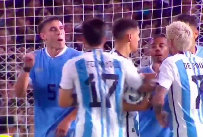Terrible. El uruguayo Manuel Ugarte hizo un gesto vulgar con la boca a Rodrigo de Paul ya que el volante argentino es uno de los grandes defensores de Messi en cada uno de los juegos.