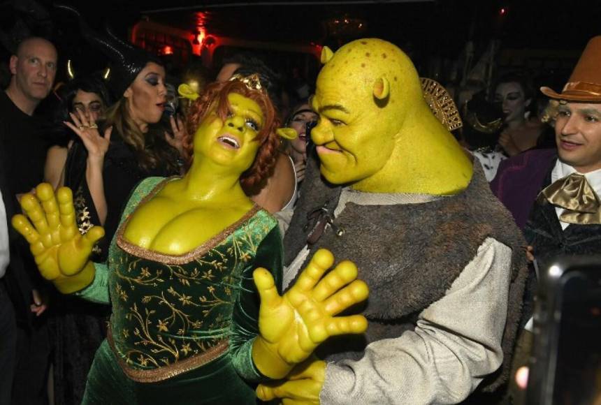 La modelo y presentadora alemana se ha caracterizado como Fiona, personaje de la película ‘Shrek’, como Michael Jackson en su video de ‘Thriller’, entre muchos otros. Pero este año fue más allá, y nadie se esperaba que saldría disfrazada de esa manera. 