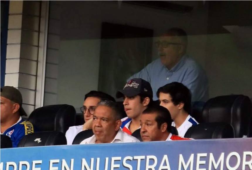 Manuel Keosseián, expulsado en el primer partido ante la UPN, vio el juego de vuelta desde un palco privado del Olimpia.