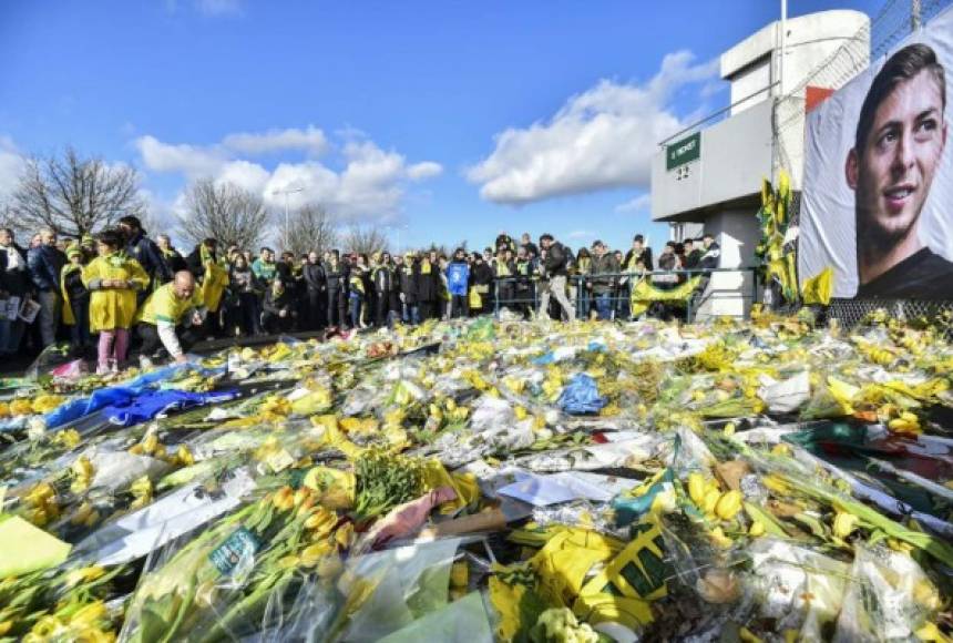 Los aficionados del Nantes rindieron un último homenaje al goleador Emiliano Sala, fallecido en un accidente de avión.