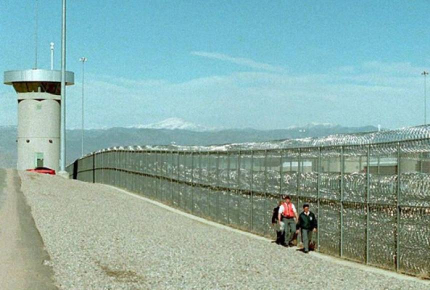 Esta prisión fue construida en 1994, tras el asesinato de dos custodios en una prisión de alta seguridad en Illinois. Cuenta con 35 acres de terreno, y sus edificios están resguardados por rayos láser, torres con francotiradores, perros de ataque y un sistema externo de seguridad. Nadie ha escapado jamás.<br/>