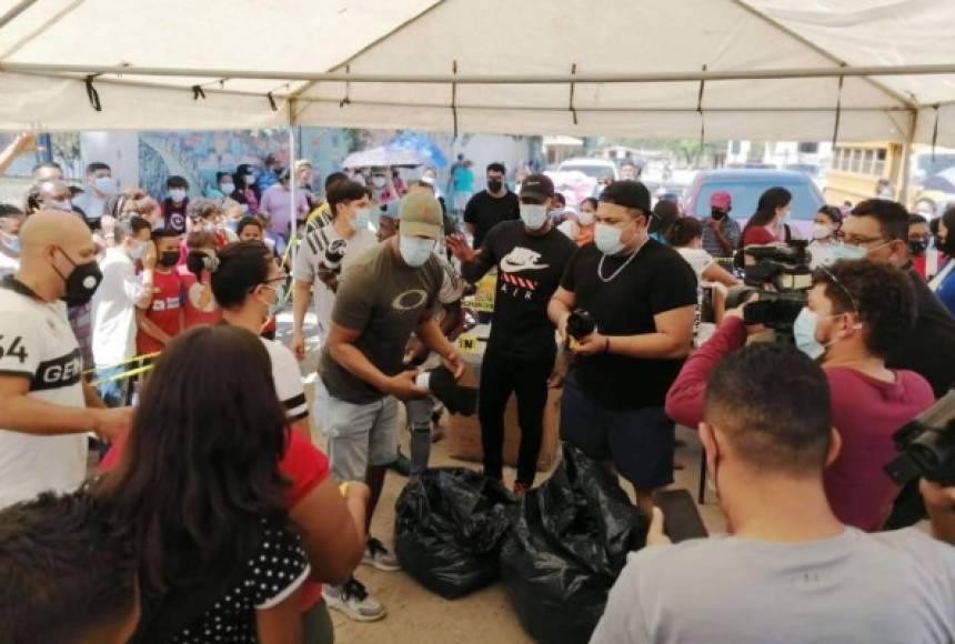 El futbolista hondureño ha detenido un momento sus vacaciones para compartir con personas afectadas por el paso de los huracanes de Eta e Iota en esa zona del país.