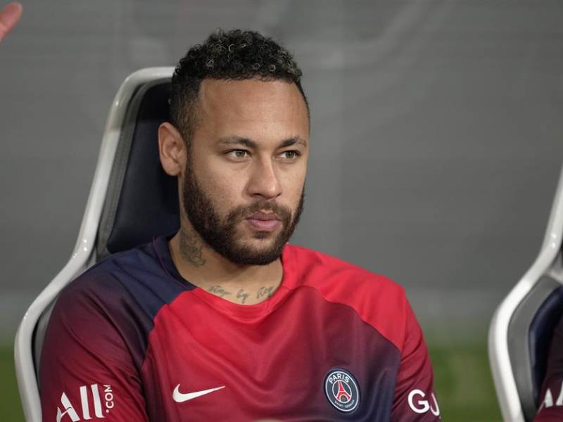 Neymar tiene un contrato en vigor de cuatro años a razón entre 30 y 40 millones de euros cada uno, según diversas fuentes.
