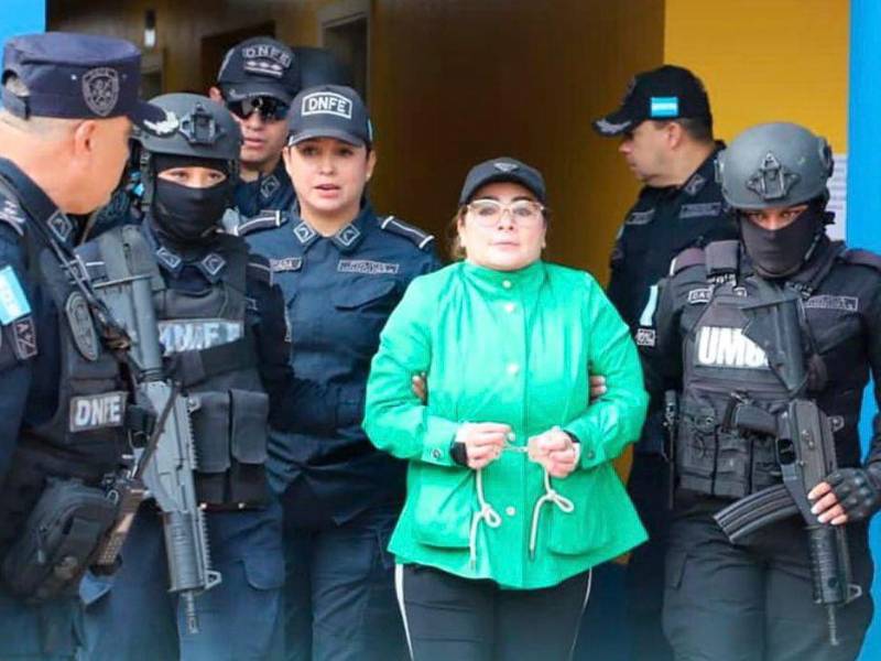 La Patrona vestía una chaqueta verde y un buzo color negro al momento que fue sacada de la DNFA para su traslado hacia Palmerola.