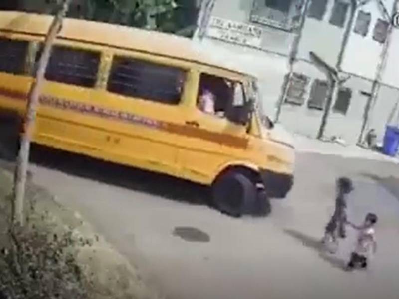 VIDEO: Momento cuando autobús atropella a niños