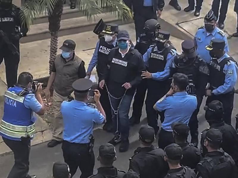 El expresidente hondureño Juan Orlando Hernández fue capturado este martes en su casa en Tegucigalpa y trasladado para rendir su primera declaración ante un juez natural que ordenó su detención, luego de EEUU lo solicitara el lunes, con fines de extradición, por narcotráfico entre otros delitos.