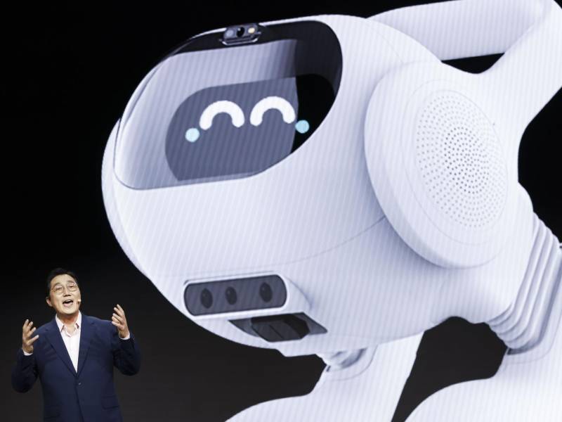 Henry Kim de LG Electronics habla frente a una imagen del nuevo ‘Agente de IA para hogares inteligentes’ de la compañía durante una presentación en CES Unveiled Las Vegas.
