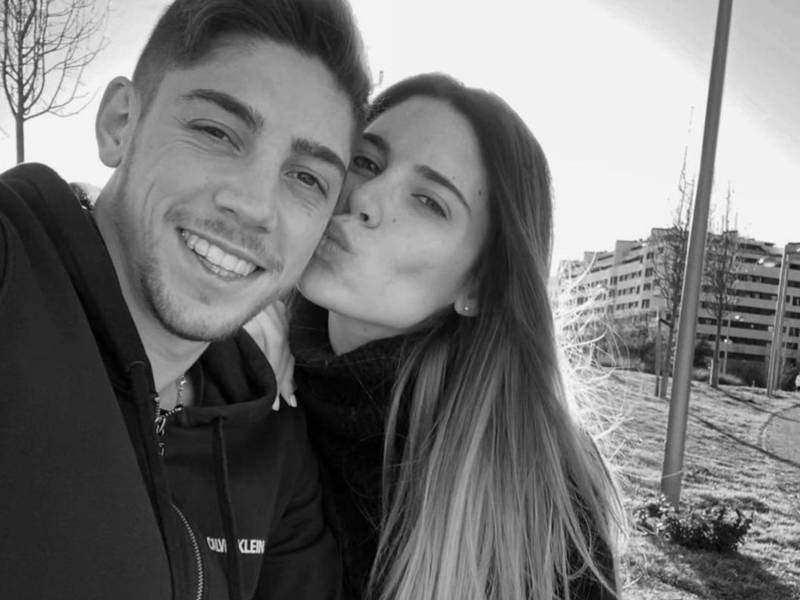 Fede Valverde junto a su esposa Mina Bonino.