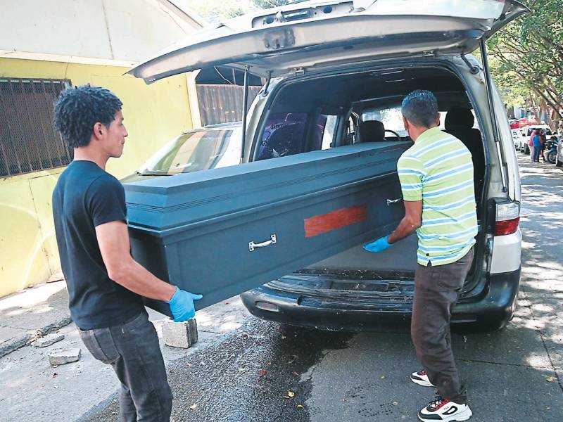 <b><span class=mln_uppercase_mln>Morgue.</span></b> Momentos en que familiares retiraban el cadáver.