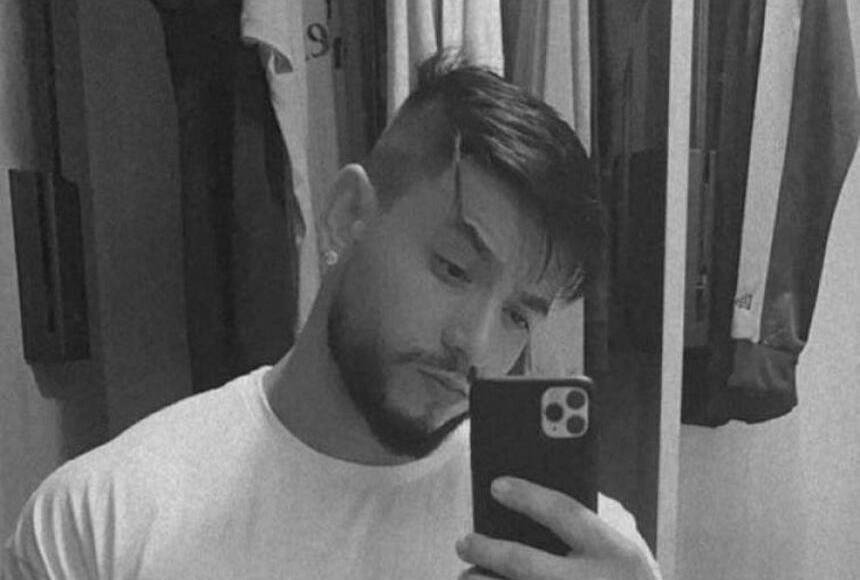 Cuando el influencer llegó a la casa de su hermano, a bordo de un taxi se bajó y buscó su dinero para pagarle al chofer cuando fue asesinado.