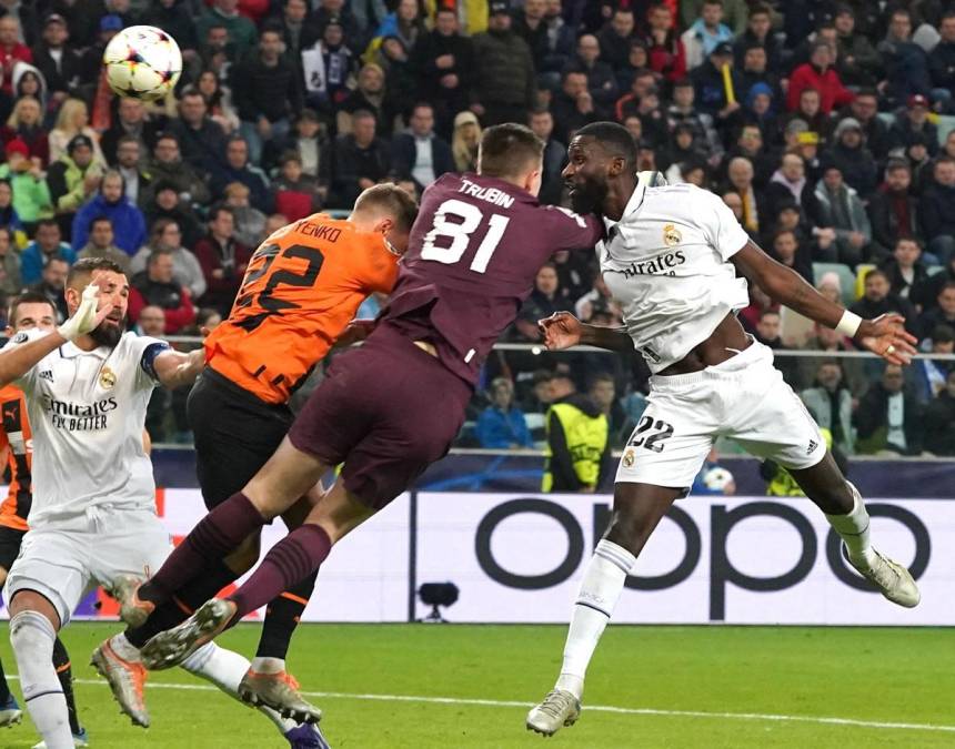 El momento del duro golpe que se llevó Antonio Rüdiger al chocar con el portero ucraniano Anatoliy Trubin tras cabecear el balón para marcar el gol del empate del Real Madrid ante Shakhtar Donetsk.