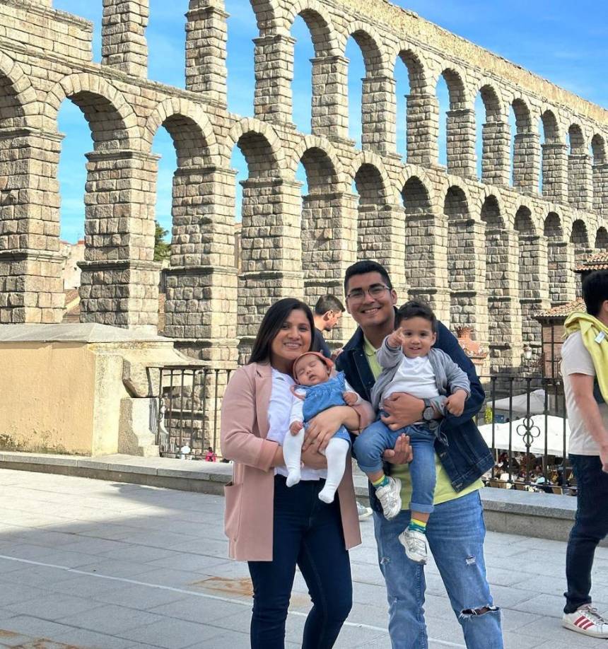 Años después se vio obligado a migrar a España: “Por amor, yo me casé y tuvimos nuestro primer hijo yo estaba bien pero queríamos darle una mejor vida y sentíamos que España era ese país. Tomando en cuenta que mi esposa ya tenia nacionalidad y mi hijo nació con nacionalidad española”, dijo a LA PRENSA. 