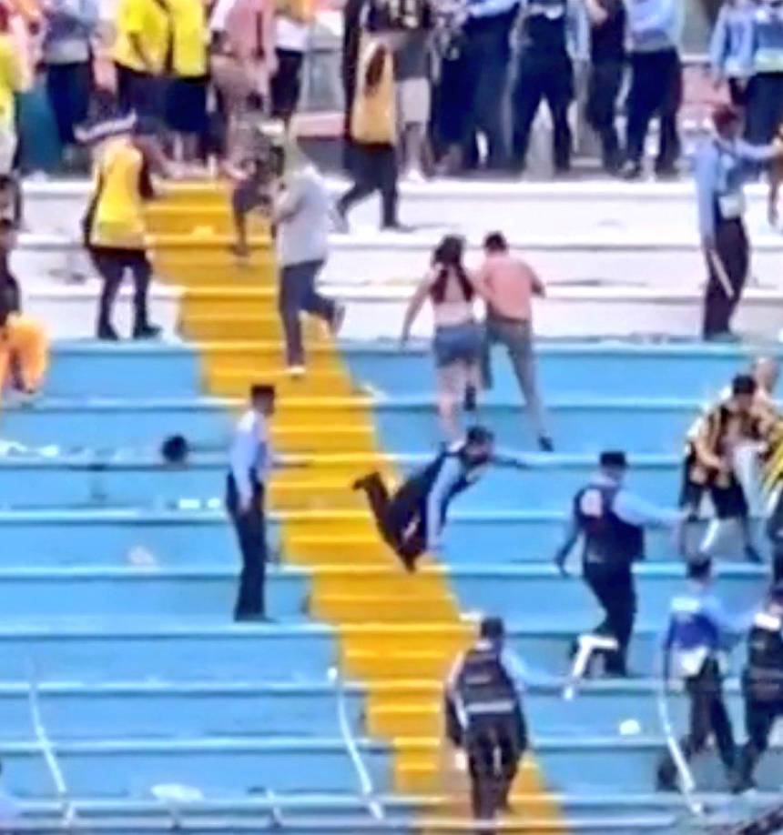 El hombre le lanzó una patada por la espalda a la oficial de la policía, quien cayó por las gradas y e impacto su rostro en el concreto, como se observa en un video que está circulando en las redes sociales.