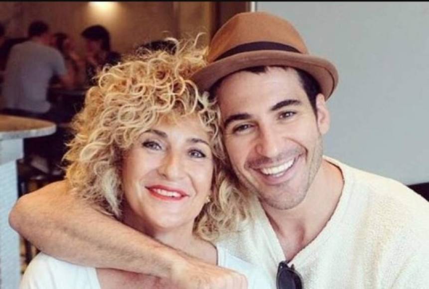 La madre de Miguel Ángel Silvestre, María Lidón, también se dio cuenta de que su hijo necesitaba “alguien que le echara hacia adelante, pues era tímido y 'un poco temeroso”, reconoció el actor español, quien hoy en día escucha la voz de su mamá diciéndole que “sí puede” cuando se le presenta un reto. <a href='https://www.laprensa.hn/fotogalerias/farandula/1378779-411/famosos-presumen-mamas-mamacitas-celebrar-d%C3%ADa-de_la-madre-2020' style='color:red;text-decoration:underline' target='_blank'>MIRA: Famosos presumen a sus mamás y mamacitas para celebrar el Día de la madre</a>