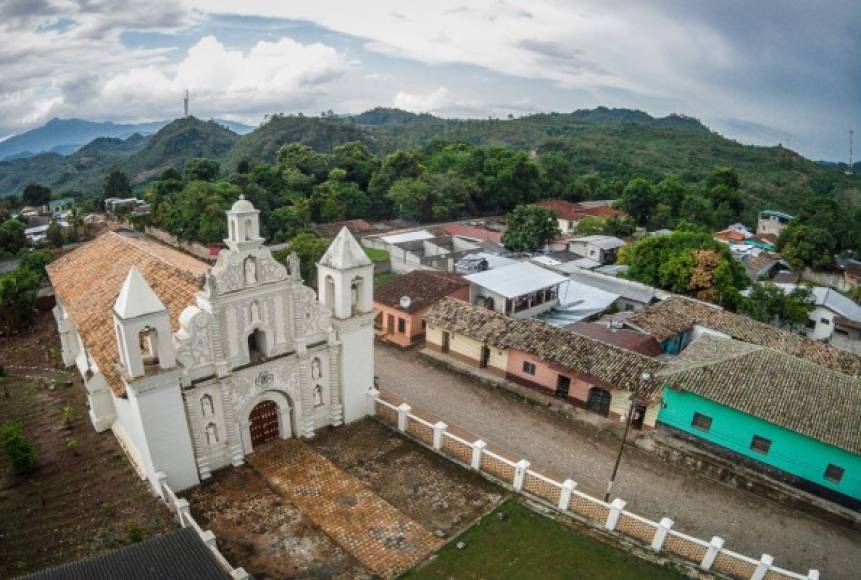 En Honduras las iglesias tienen grandes estructuras arquitectónicas como la de Gracias, Lempira.