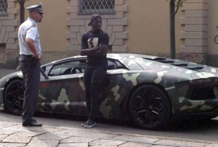 Sulley Muntari: Ha utilizado un Lamborghini Avantador. Según el propio futbolista, conseguir un Aventador con pintura exclusiva militar costó nada menos que 700.000 euros.