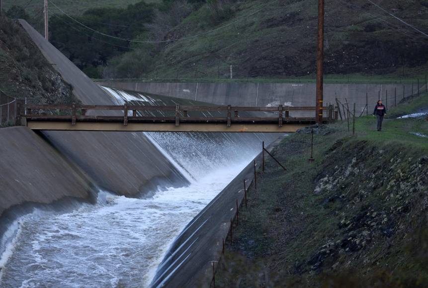 Las autoridades del condado de San Luis Obispo cancelaron la búsqueda de un niño de cinco años porque las aguas torrenciales eran demasiado peligrosas para los buzos, informó Fox News, citando a un funcionario local.