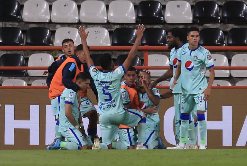 La secuencia de la celebración de Eddie Hernández tras marcar su gol de penal ante Pachuca y que le dio la clasificación al Motagua a cuartos de final de la Concachampions.