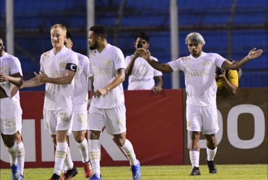 Para mala fortuna del Motagua, la alegría del gol le duró poco. Gonzalo “Pity” Martínez combinó con Josef Martínez, quien quedó destapado frente al portero Jonathan Rougier y lo venció con un tiro bajo y colocado, la pelota se anidó en el rincón derecho. Era el minuto 35.