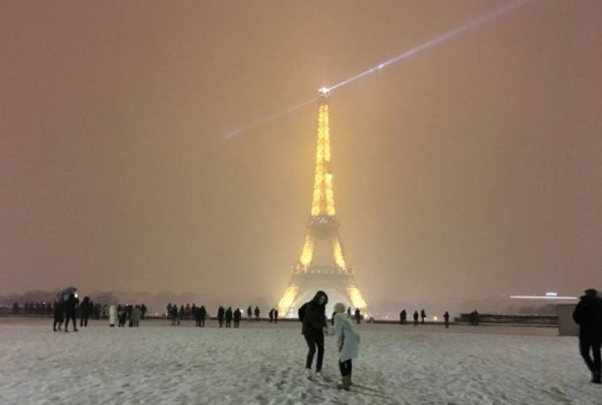 París, al igual que el resto de la región de Île de France, sigue hoy en alerta naranja por el hielo y la nieve y en algunos puntos de la capital llegaron a acumularse hasta doce centímetros de nieve, el mayor espesor registrado desde 1987.