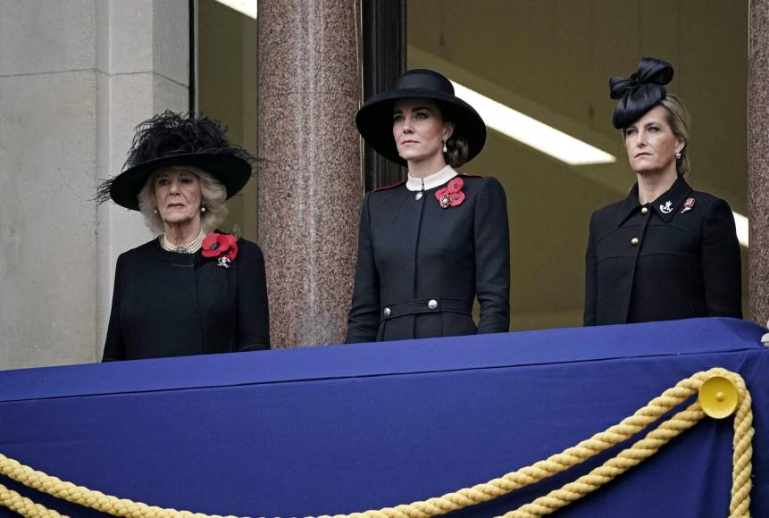 La duquesa de Cambridge ocupó el lugar de Isabel II en el centro del balcón del Foreign Office para presentar sus respetos a los caídos en el Cenotafio, flanqueada por la duquesa de Cornualles y Sophie de Wessex.