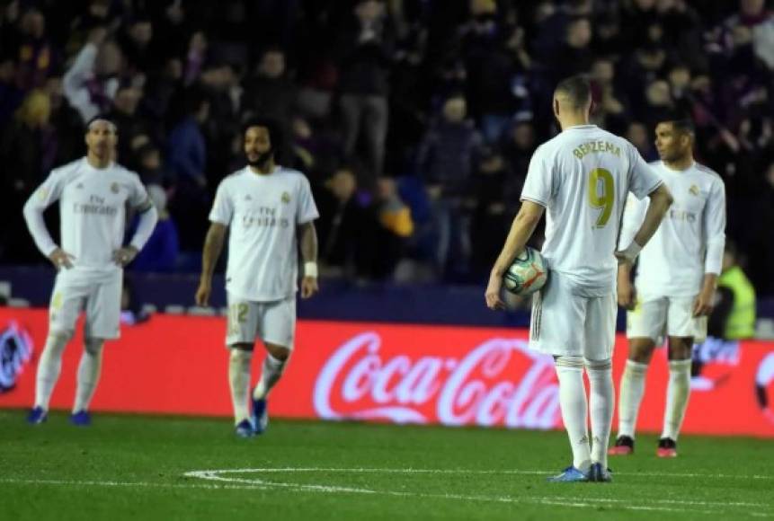 Los jugadores del Real Madrid tras el primer gol de José Luis Morales.