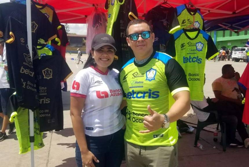 Una aficionada del Olimpia y un hincha de los Potros del Olancho FC, posando para el lente de Diario La Prensa.