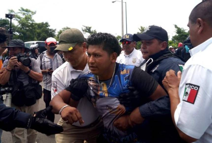 Con escudos antimotines, los uniformados bloquearon el paso de los migrantes, generando momentos de tensión cuando los centroamericanos protestaron con empujones y jaloneos.