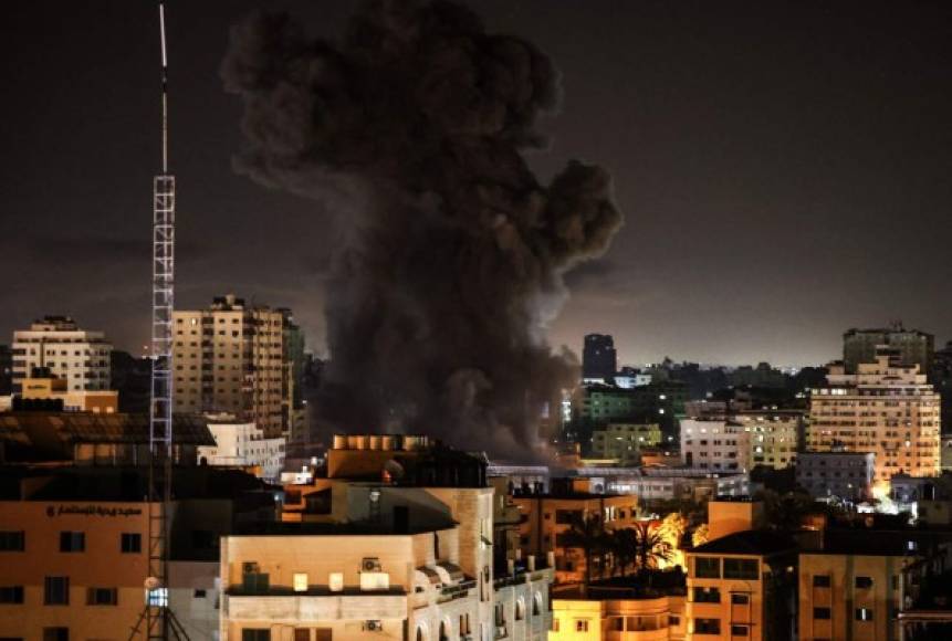 Columnas de humo y edificios dañados, fueron los resultados de los ataques nocturnos de la aviación israelí en la Franja de Gaza.