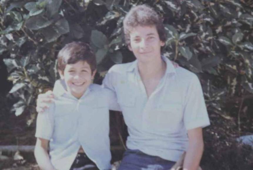 Así lucía de niño Juan Orlando Hernández (izquierda) en su etapa de niño.