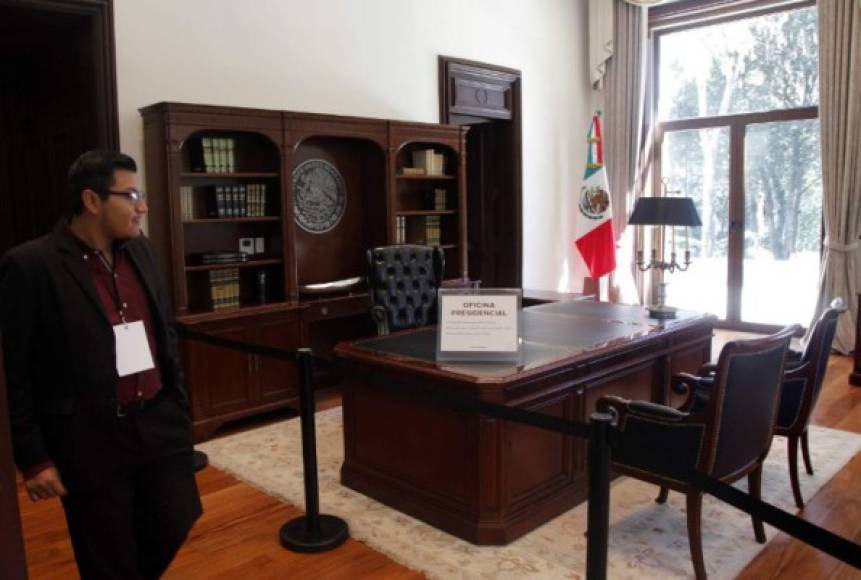 El recorrido muestra primero espacios de trabajo como la oficina presidencial, utilizada por Peña Nieto y sus antecesores, Felipe Calderón y Vicente Fox.