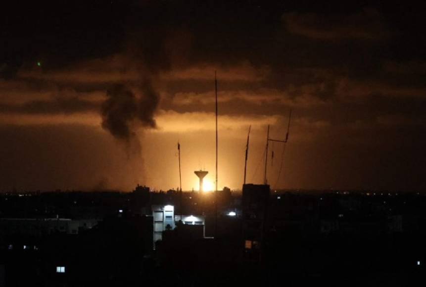 En el enclave palestino, gobernado por el movimiento islamista Hamás, los bombardeos israelíes se focalizaron sobre los sectores de Jan Yunes y Rafah, en el sur