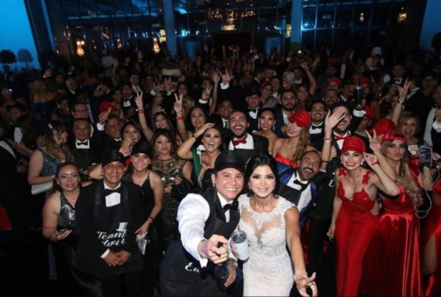 Otra de las fotos de lo que no se vio de la boda de Edwin y Kimberly fue su gran fiesta después de la ceremonia religiosa. Luna compartió como estuvo la celebración, a la que asistieron unos 500 invitados.<br/><br/>