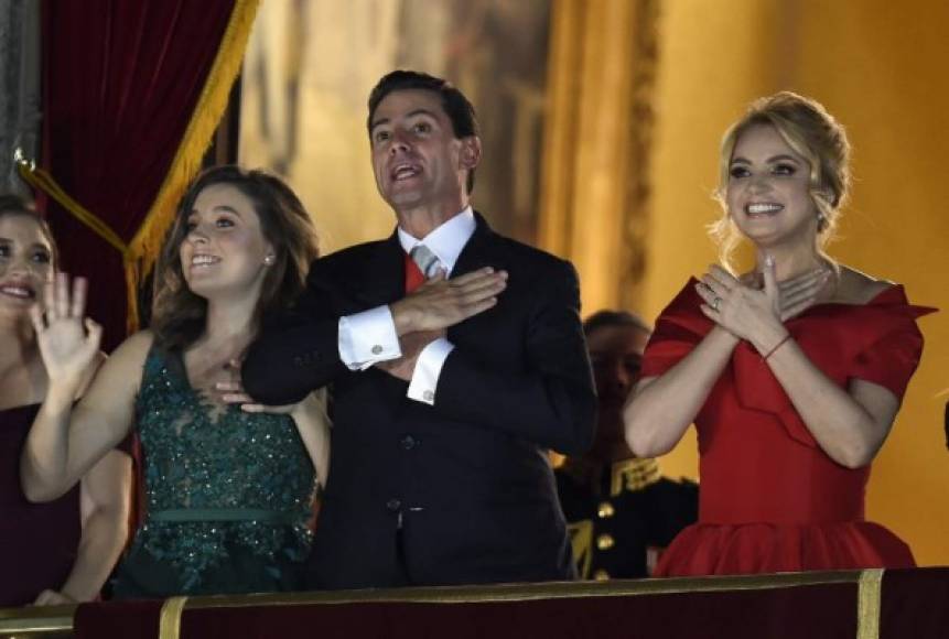 Rivera, que en ocasiones anteriores ha generado polémica por sus costosos diseños, se decantó por el vestido rojo con corte amplio y escote barco para su última ceremonia de 'El Grito' como primera dama de México.
