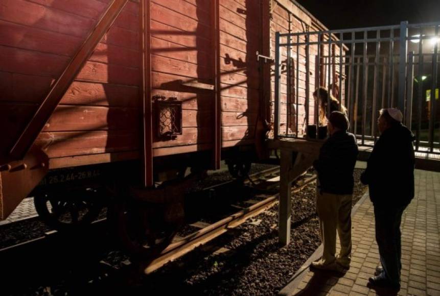 Un tren utilizado por los nazis para transportar judios a los campos de exterminio yace en exhibición en la ciudad israelí de Netanya. <br/>